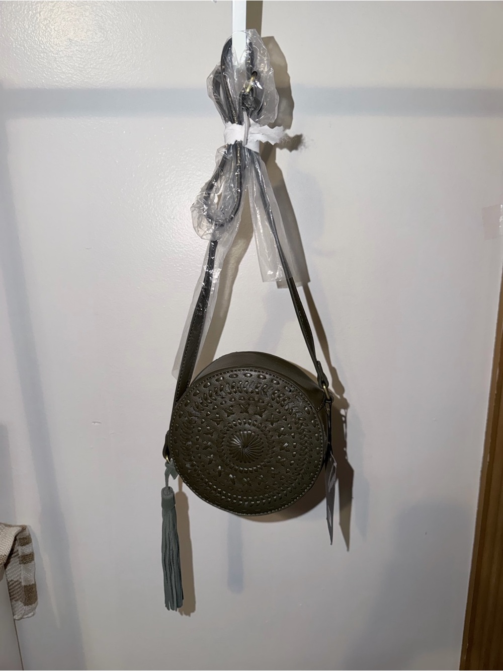 👩🏻⚖️Street Level Round Olive Green Crossbody Bag with Tassel-please read